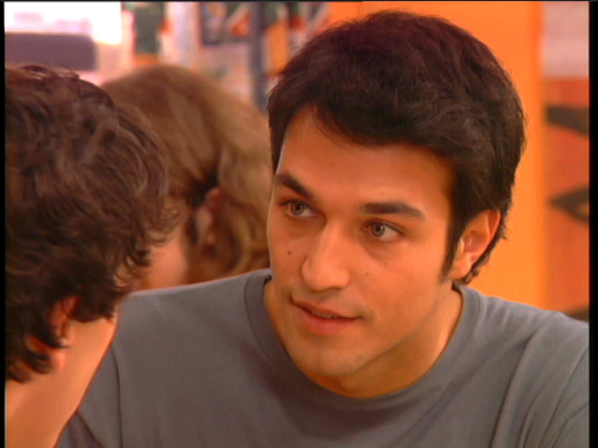 100. Arrain txikiak handiari hozka